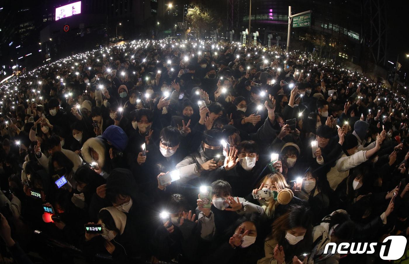 서울 종로구 보신각 타종행사에 참석한 시민들이 제야의 종 타종행사를 관람하고 있다. &#40;뉴스1 DB&#41; ⓒ News1 송원영 기자