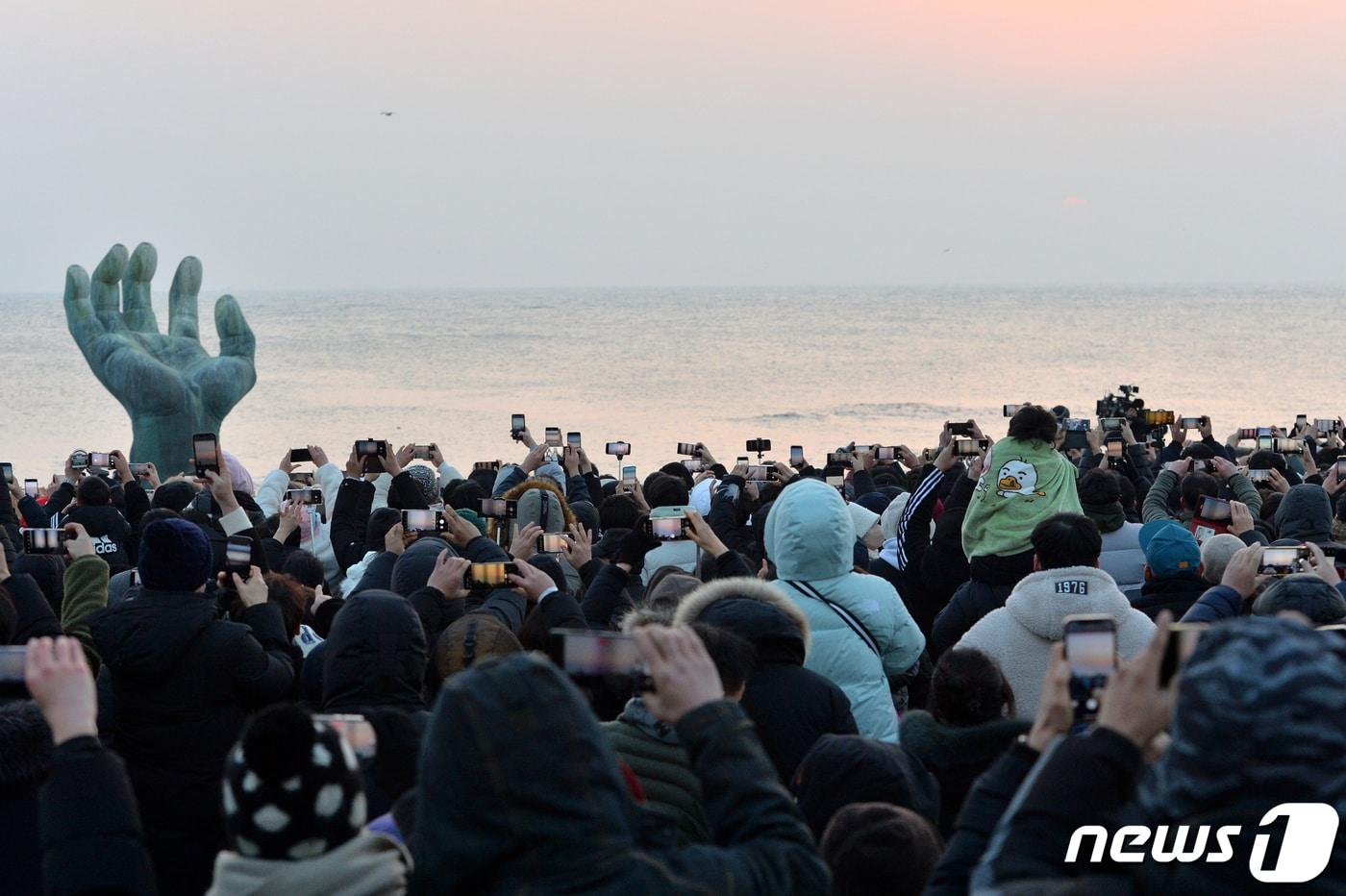 계묘년&#40;癸卯年&#41; 검은토끼해인 2023년 새해 첫 날인 1일 오전 경북 포항시 남구 호미곶 해맞이 광장에 모인 관광객들이 일출을 기다리고 있다.2023.1.1/뉴스1 ⓒ News1 최창호 기자