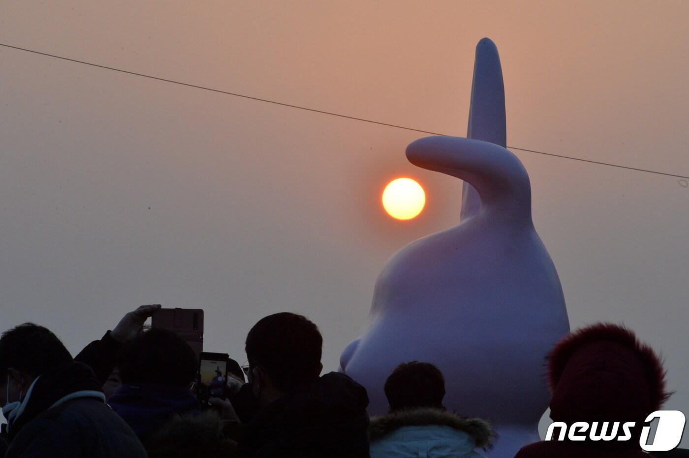 경북 포항시 남구 호미곶 해맞이 광장에 모인 해맞이객들이 동해바다에서 떠오르는 붉은태양을 맞이하고 있다.2023.1.1/뉴스1 ⓒ News1 최창호 기자