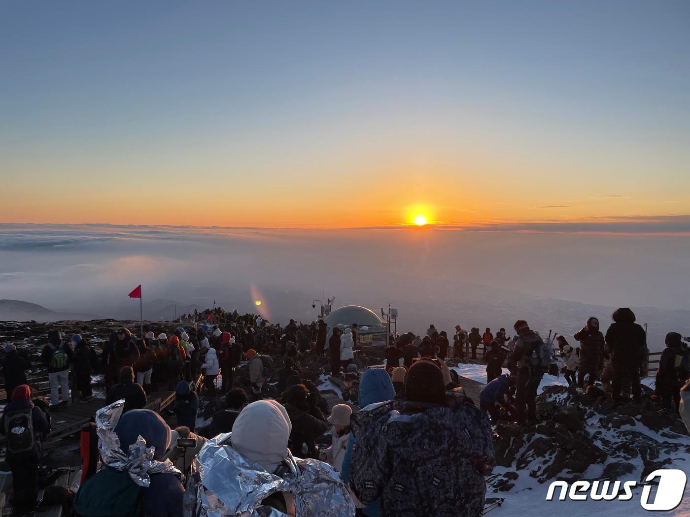 2023년 계묘년 새해 첫날인 1일 오전 제주 한라산 백록담에서 등산객들이 첫 일출을 감상하고 있다.&#40;독자 제공&#41; 2023.1.1/뉴스1 ⓒ News1 오현지 기자