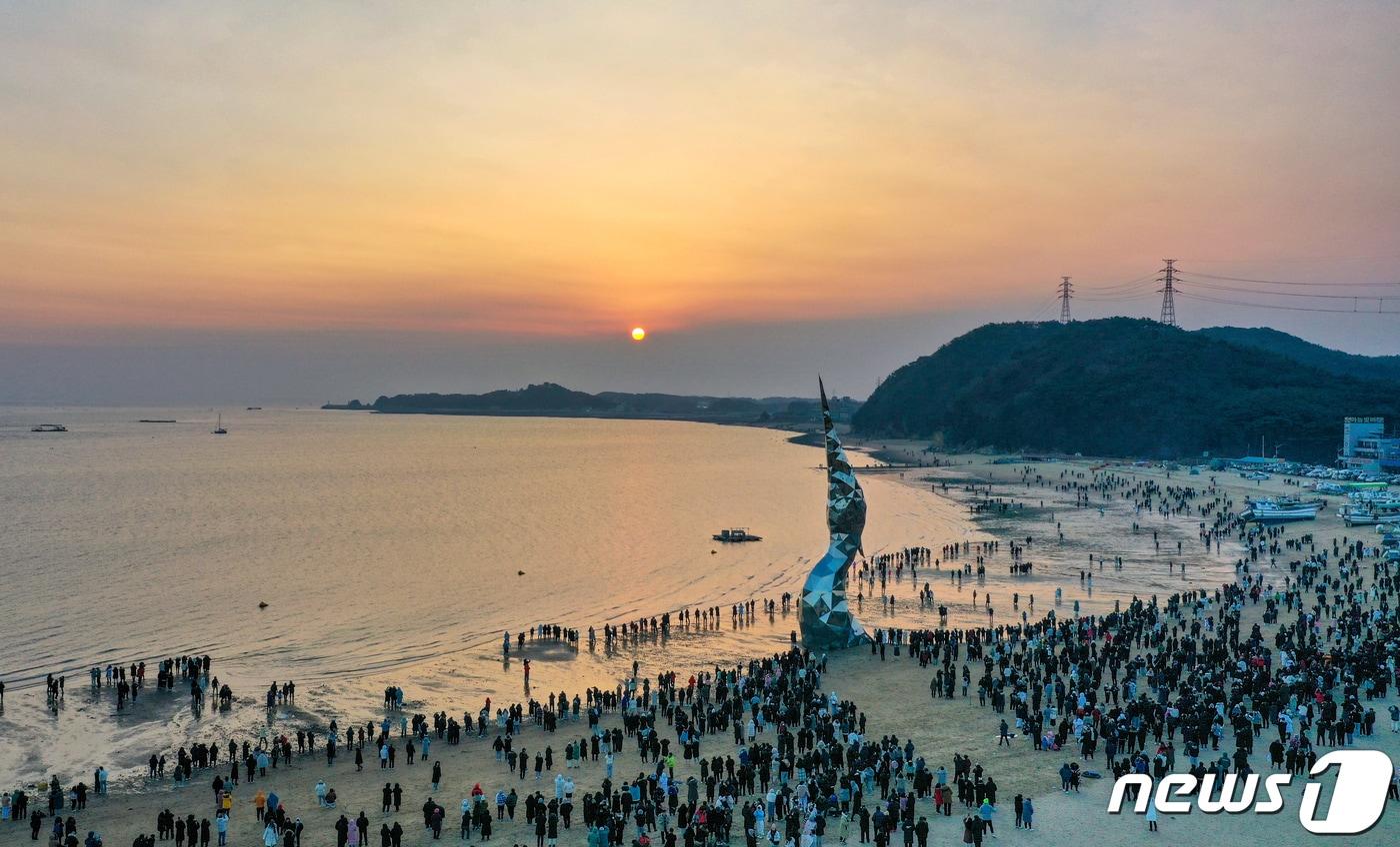 왜목마을 해돋이 모습&#40;당진시 제공&#41;