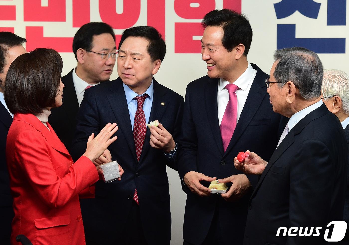 유흥수 국민의힘 선거관리위원장&#40;오른쪽부터&#41;과 오세훈 서울시장, 김기현 의원, 나경원 저출산고령사회위원회 부위원장이 1일 서울 여의도 국민의힘 중앙당사에서 열린 2023 신년인사회에서 대화를 나누고 있다. 2023.1.1/뉴스1 ⓒ News1 국회사진취재단