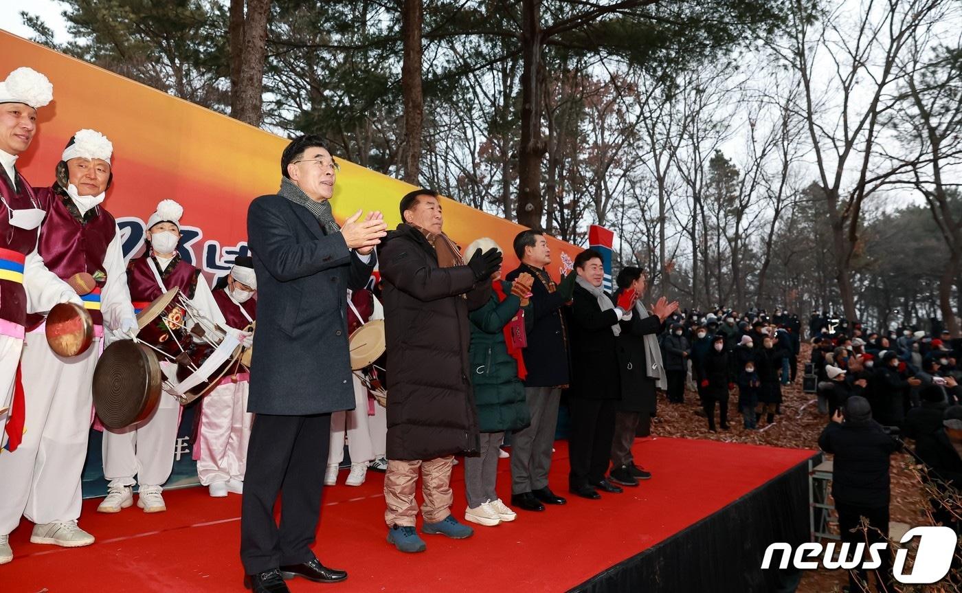 계룡시가 1일 새터산 공원에서 개최한 해맞이 행사에서 내빈과 시민들이 새해 희망과 소원을 빌고 있다. 앞줄 왼쪽부터 이응우 시장, 김범규 의장 &#40;계룡시 제공&#41; /뉴스1