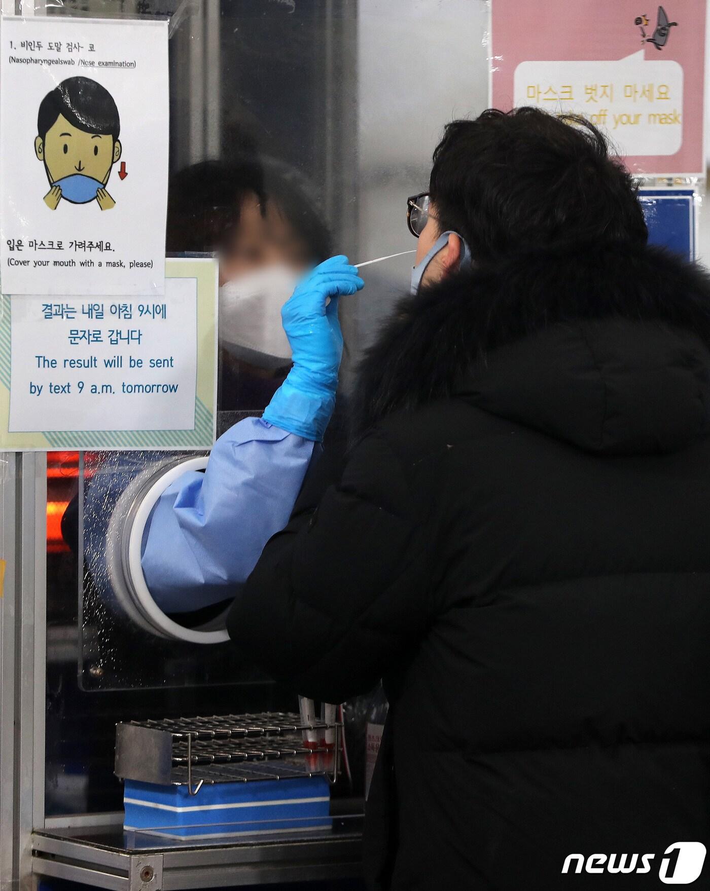 경기도는 전날 1만569명의 코로나19 신규 확진자가 발생해 누적 확진자는 808만3992명이 됐다고 17일 밝혔다. 이는 15일 확진자 3993명보다 6576명 많은 것이지만, 일주일 전&#40;9일&#41; 1만6108명과 비교해선 5539명 줄어든 규모다./뉴스1 ⓒ News1 박세연 기자