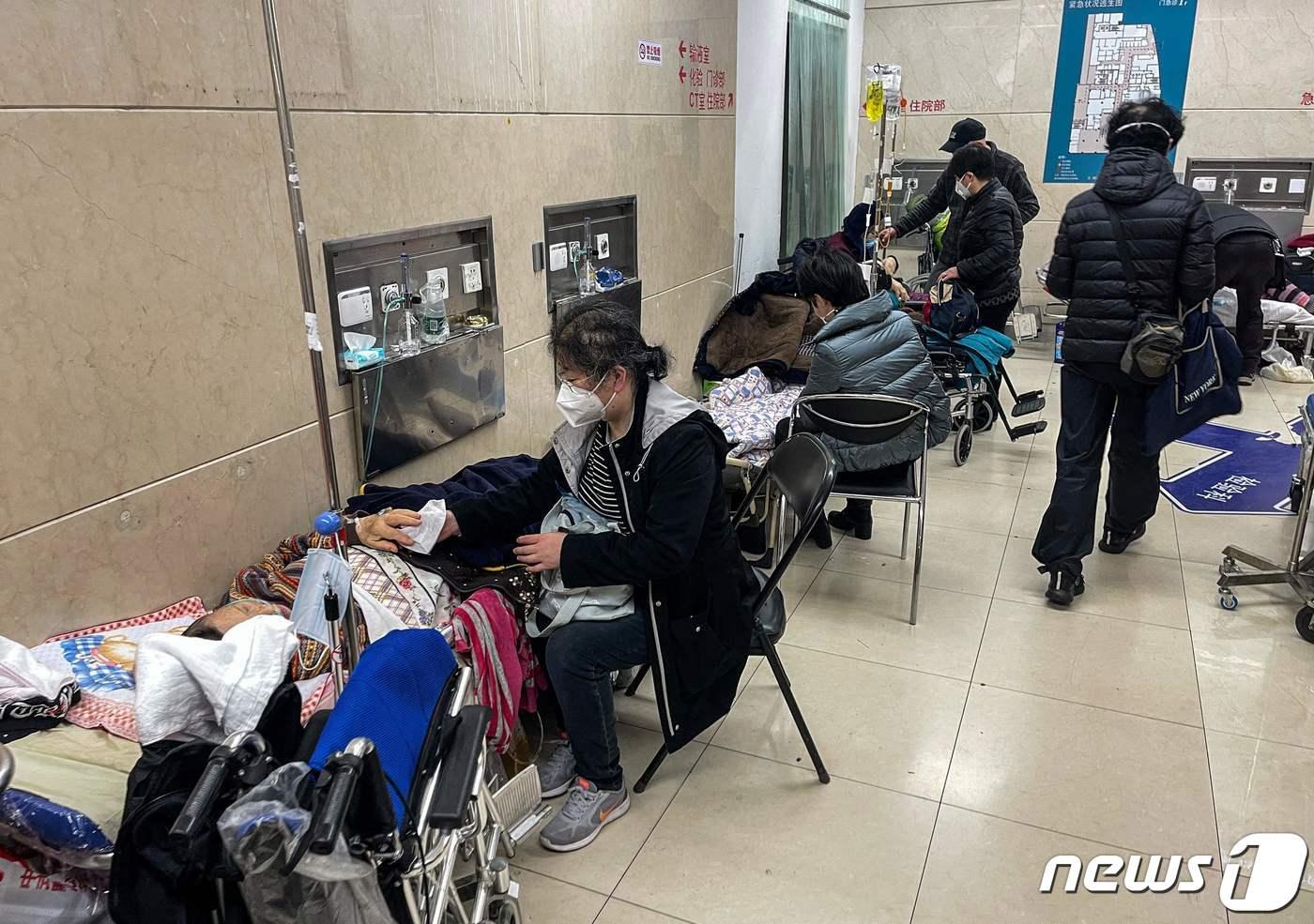 코로나19 확산 속 중국 상하이의 병원 응급실 복도에서 환자들이 치료를 받고 있다. ⓒ AFP=뉴스1 ⓒ News1 우동명 기자