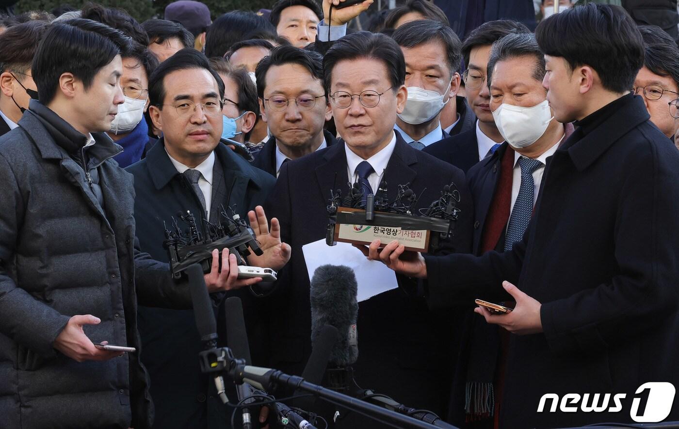 이재명 더불어민주당 대표가 성남FC 후원금 의혹 사건과 관련 검찰 조사를 받기 위해 10일 오전 경기 수원지방검찰청 성남지청에 출석해 입장을 밝히고 있다. 제1야당 현직 대표가 검찰에 피의자 신분으로 출석하는 것은 헌정 사상 처음이다. 2023.1.10/뉴스1 ⓒ News1 사진공동취재단