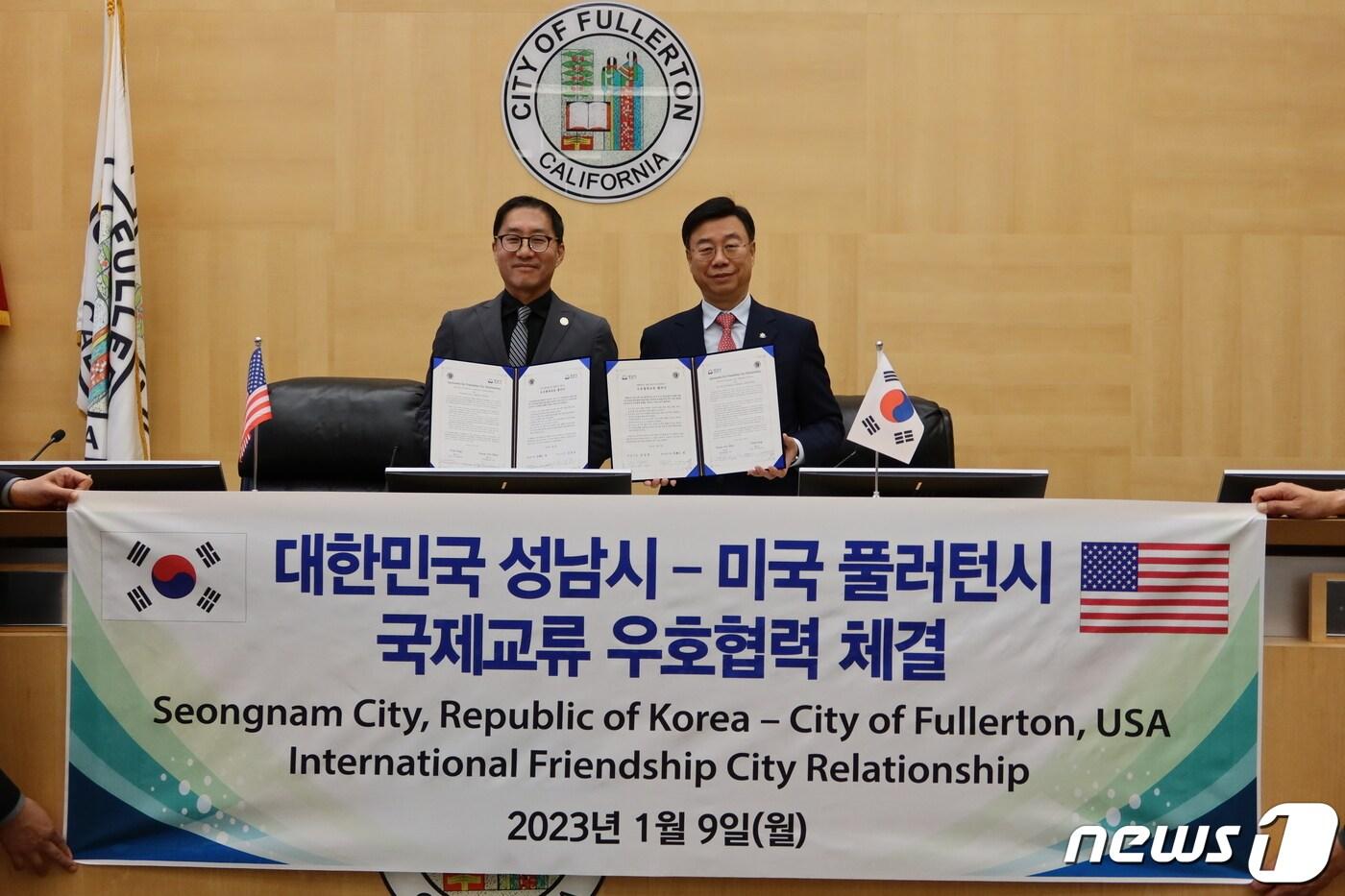 성남시와 미국 풀러턴&#40;Fullerton&#41;시가 9일&#40;현지시간&#41; 우호협력교류를 위한 협약을 체결했다.&#40;사진 오른쪽이 신상진 성남시장, 왼쪽이 프레드 정 플러튼 시장&#41;&#40;성남시 제공&#41;