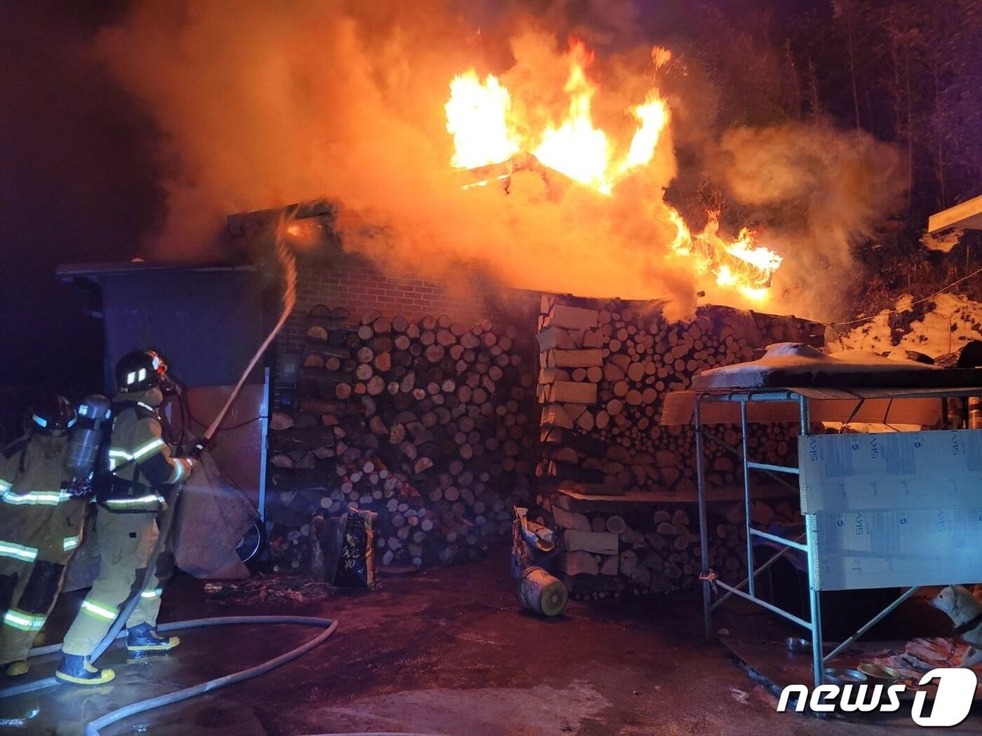 지난 9일 오후 10시35분께 전북 순창군 풍산면의 한 주택에서 불이 났다.&#40;전북소방본부 제공&#41;2023.1.10./뉴스1