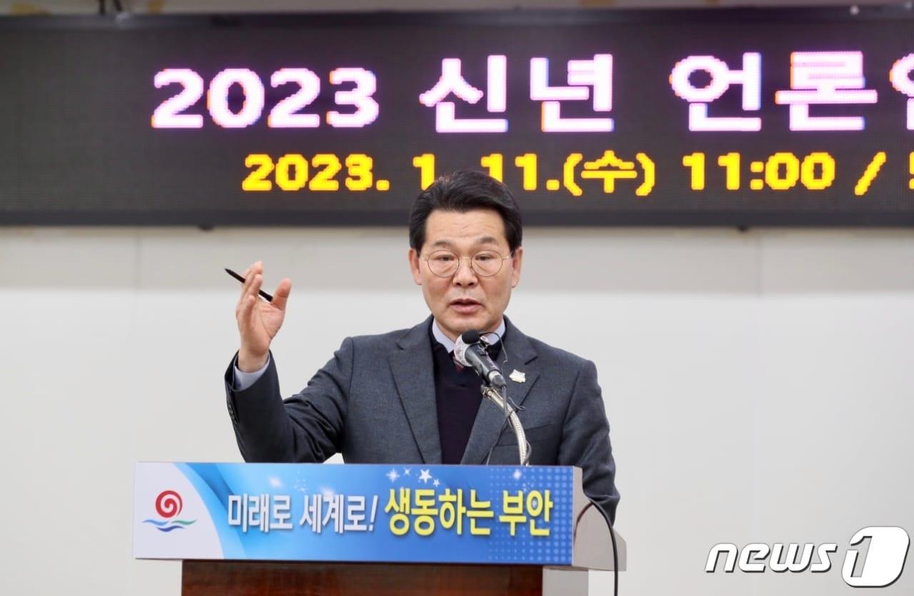 권익현 전북 부안군수가 계묘년 2023년 혁신과 성장을 통해 부안 대도약의 꽃을 피우겠다고 강조했다. 권 군수가 11일 부안군청 대회의실에서 기자간담에서 부안 발전 5대 목표 실천을 강조하고 있다.&#40;부안군 제공&#41;2023.1.11/뉴스1     