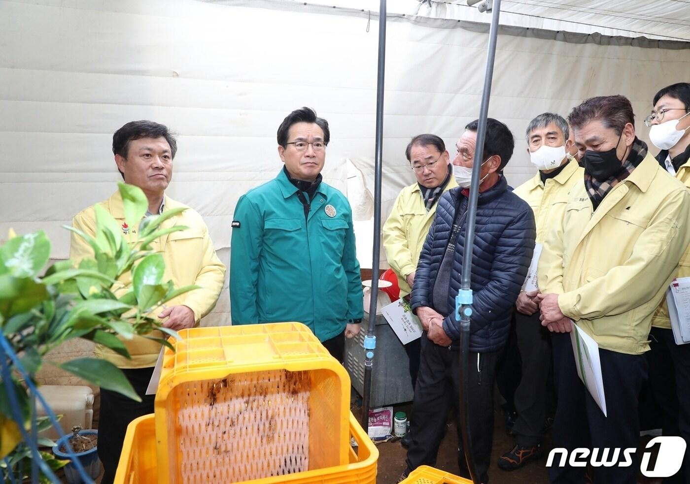 전북 정읍시가 지난달 22일부터 24일까지 내린 대설로 피해를 입은 시민들이 하루빨리 정상 생활을 할 수 있도록 재난지원금을 우선 지급한다. 정황근 농림축산식품부장관이 이학수 정읍시장&#40;왼쪽&#41;, 고경윤 정읍시의장&#40;오른쪽&#41;과 함께 지난달 26일 폭설피해를 입은 정읍의 한 농가를 방문하고 폭설 피해 현황을 듣고 있다.&#40;정읍시 제공&#41;2023.1.11/뉴스1