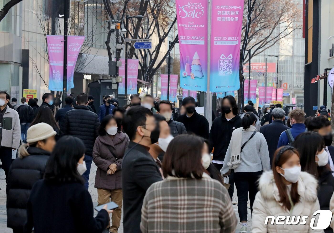 지난해 서울 중구 명동거리에 설치된 2023 코리아그랜드세일을 알리는 현수막. 코리아그랜드세일은 관광 비수기에 외국인 관광객 방한을 촉진하기 위해 민간기업의 자발적 참여로 개최된 쇼핑관광축제다. 2023.1.12/뉴스1 ⓒ News1  