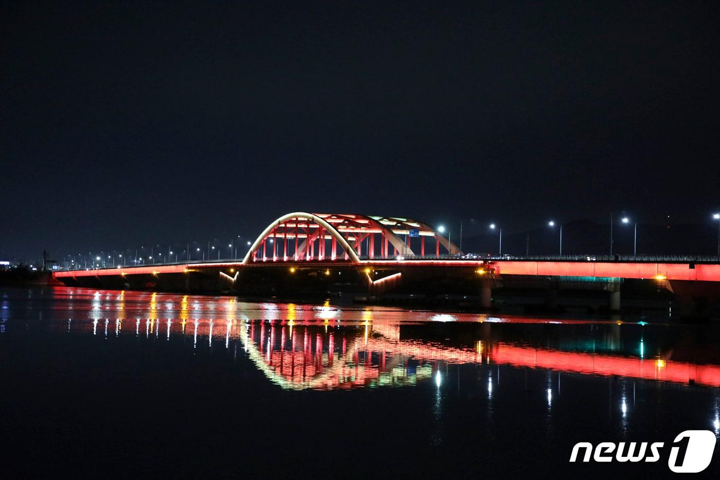 밤에 본 부산 강서구 신호대교의 모습. &#40;강서구청 제공&#41; 