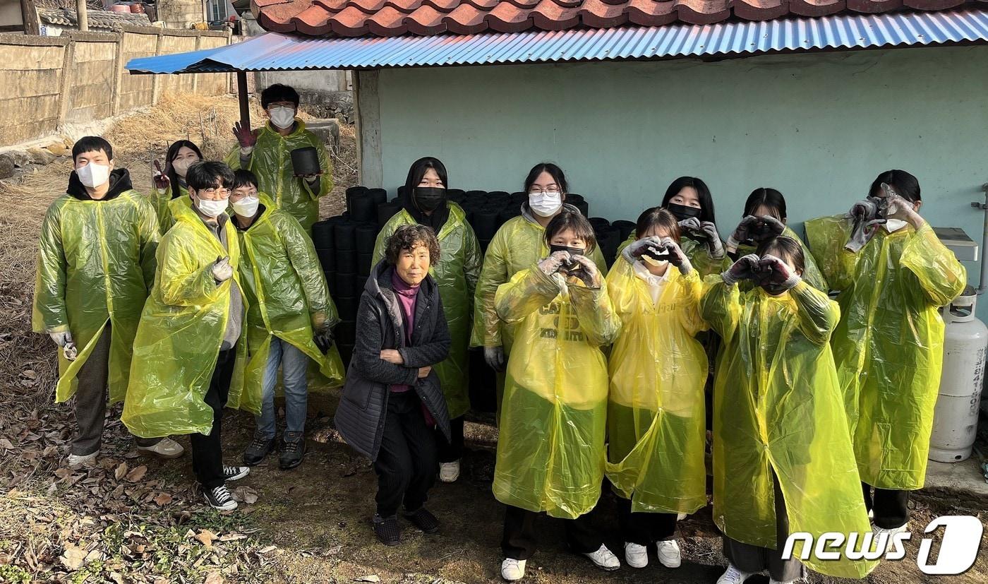 ‘동계 청소년 자원봉사학교’에 참가한 청소년들이 연탄 배달 후 사진을 찍고 있다. &#40;계룡시 제공&#41;