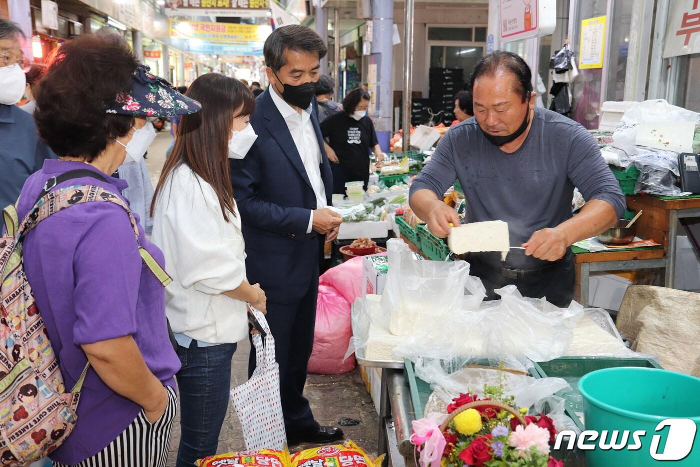 최재형 보은군수가 전통시장을 찾아  장을 보고 있다. &#40;보은군 제공&#41; 