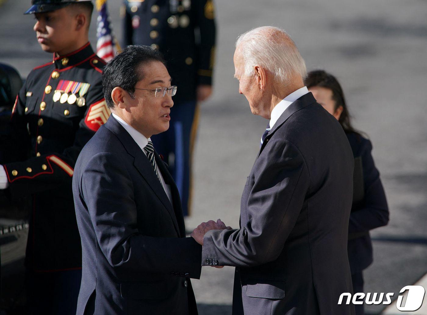 조 바이든 미국 대통령이 취임 후 처음으로 워싱턴을 방문한 기시다 후미오 일본 총리를 백악관 앞에서 환영하고 있다. 2023.01.13 ⓒ AFP=뉴스1 ⓒ News1 우동명 기자