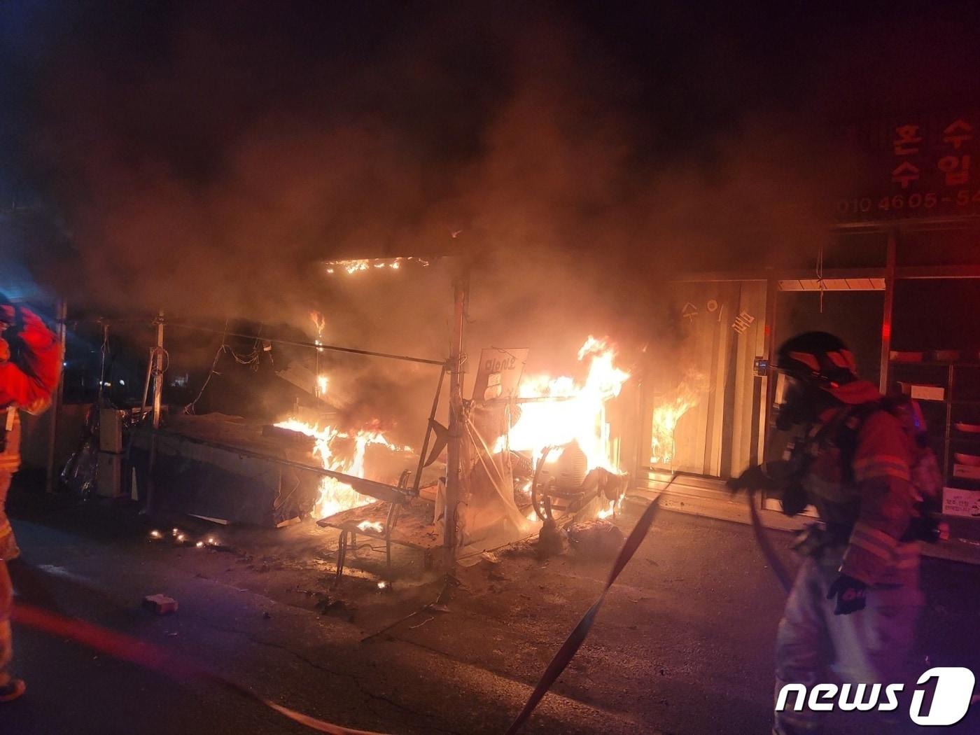 14일 오전 광주 산수시장 수산물 점포에서 불이 나 소방당국이 진화하고 있다. &#40;독자 제공&#41; 2023.1.14./뉴스1