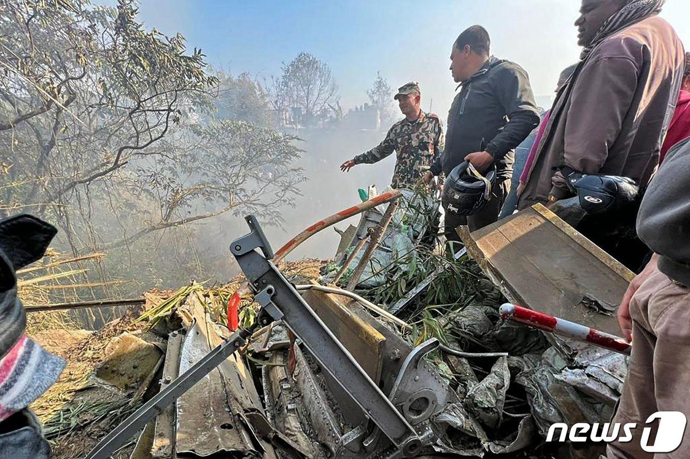 네팔 여객기 추락사고 현장. ⓒ AFP=뉴스1 