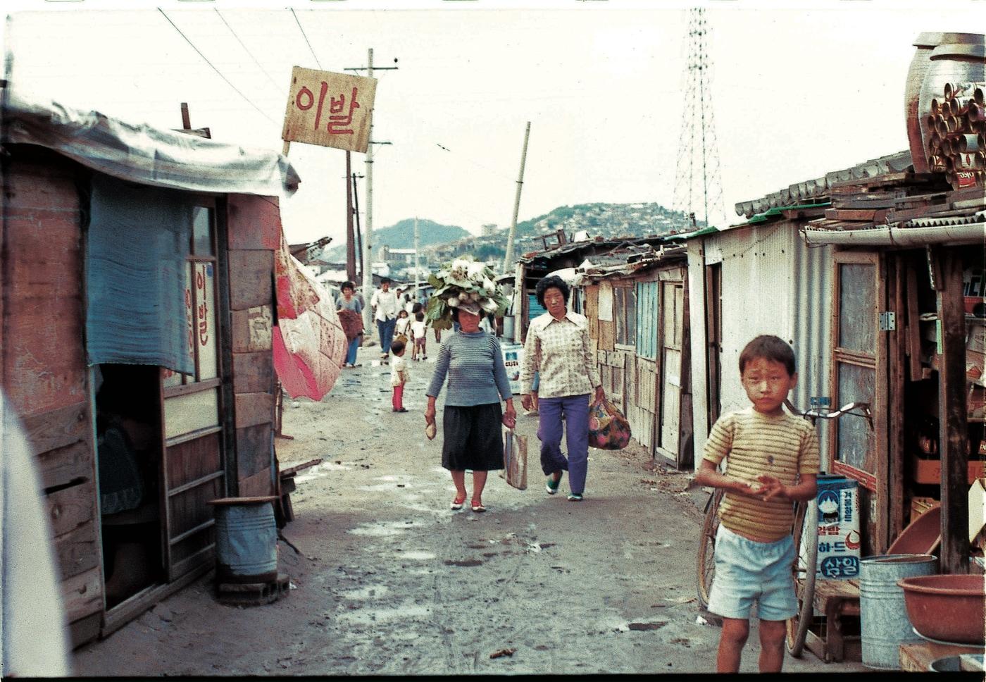 1973년 청계천변 이발소 앞길. &#40;서울역사박물관 제공원