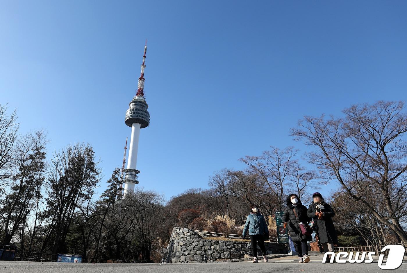 전국이 맑고 쾌청한 날씨를 보인 16일 서울 남산서울타워 위로 푸른 하늘이 보이고 있다. 2023.1.16/뉴스1 ⓒ News1 박지혜 기자