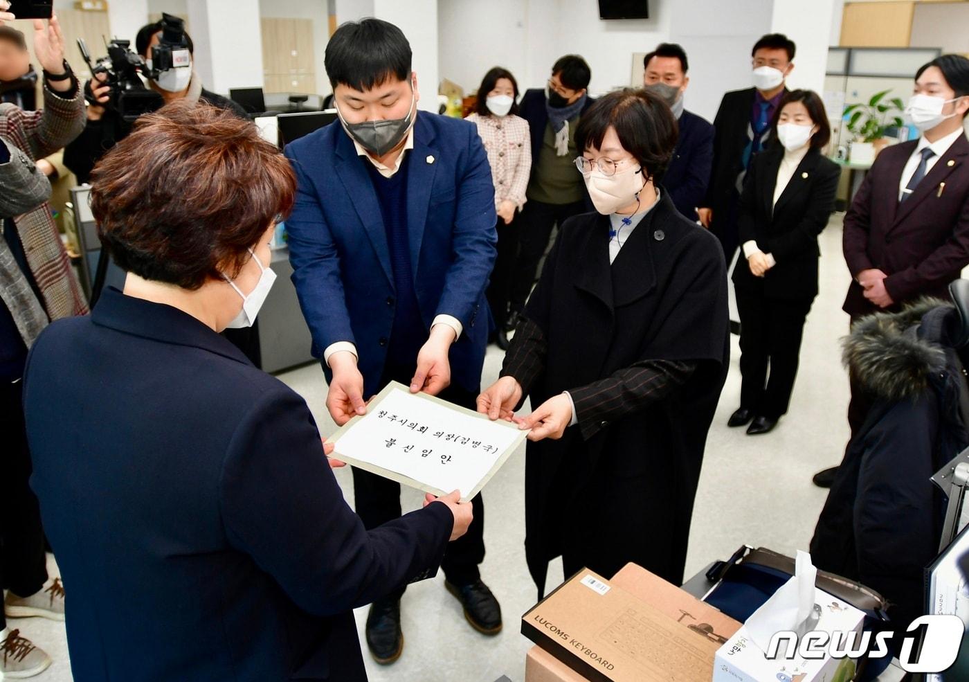 충북 청주시의회 더불어민주당 의원들이 16일 청주시의회 임시청사를 방문해 국민의힘 김병국 의장에 대한 불신임의 건을 발의하고 있다.&#40;더불어민주당 제공&#41;.2023.1.16/뉴스1