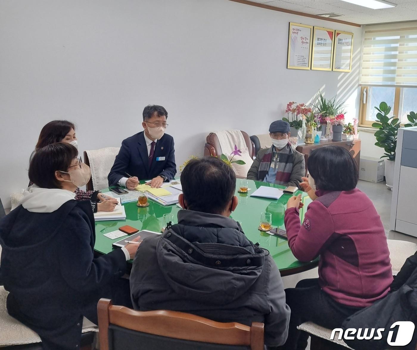 경남 창원시 박진열 기후환경국장&#40;가운데 정장&#41;이 환경단체와 간담회를 열고 소통하고 있다.&#40;창원시 제공&#41;