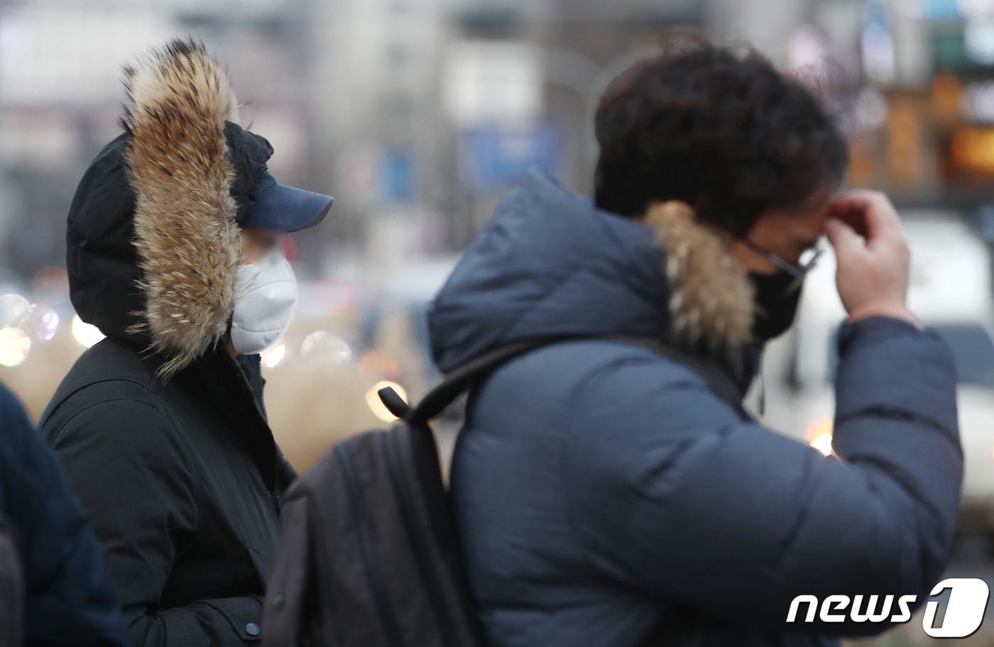 영하권 추위가 이어진 17일 오전 서울 종로구 광화문네거리에서 시민들이 두꺼운 옷을 입고 발걸음을 옮기고 있다. 2023.1.17/뉴스1 ⓒ News1 김민지 기자