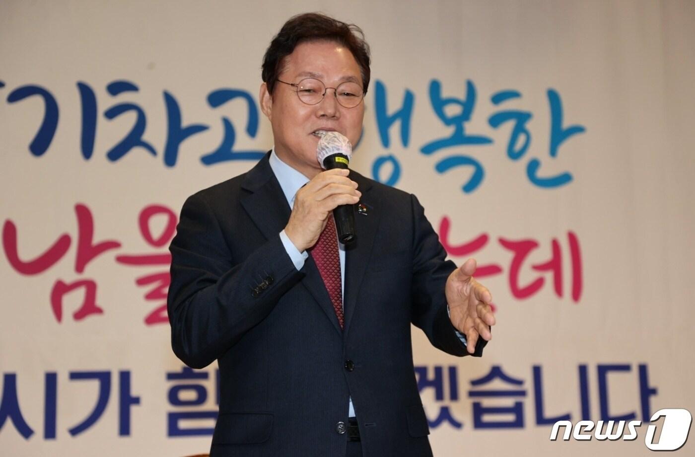 박완수 경남지사가 17일 오후 밀양시청에서 도지사-도민과의 대화를 하고 있다. &#40;경남도 제공&#41;