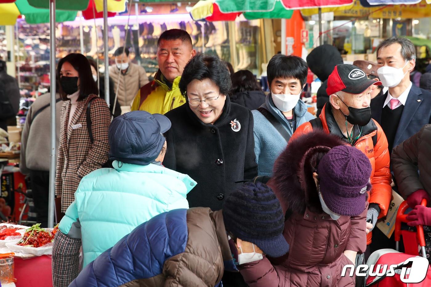 김경희 이천시장이 17일 관고전통시장을 찾아 설 성수품을 구매하고 상인들을 격려했다.&#40;이천시 제공&#41;