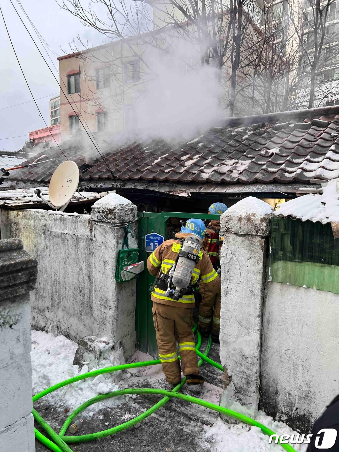 춘천시 소양로 주택 화재 현장. /뉴스1&#41;