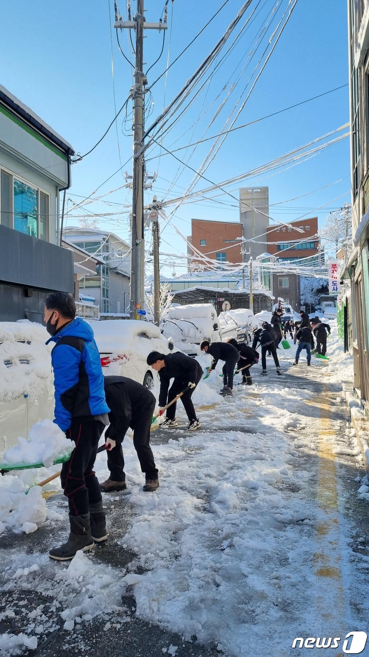 강원 고성 제설 작업.&#40;고성군 제공&#41;