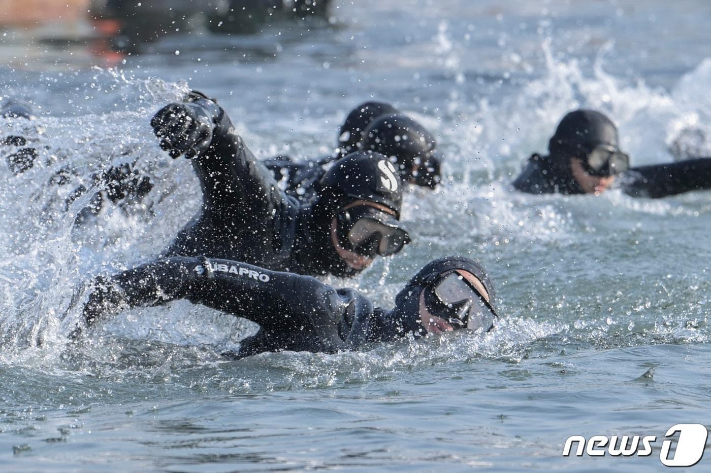 해군특수전전단 해난구조전대&#40;SSU&#41; 심해잠수사들이 진해 군항 일대에서 열린 핀마스크 수영훈련에서 헤엄치고 있다. &#40;해군본부 제공&#41; 2023.1.18/뉴스1