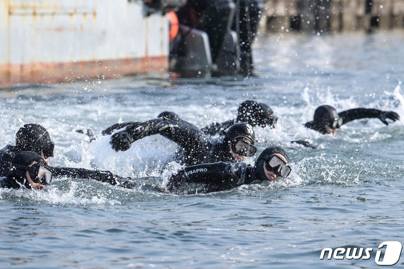 해군 심해잠수사&#40;SSU&#41;들이 핀·마스크 수영 훈련을 하고 있다. &#40;해군본부 제공&#41; 2023.1.18/뉴스1