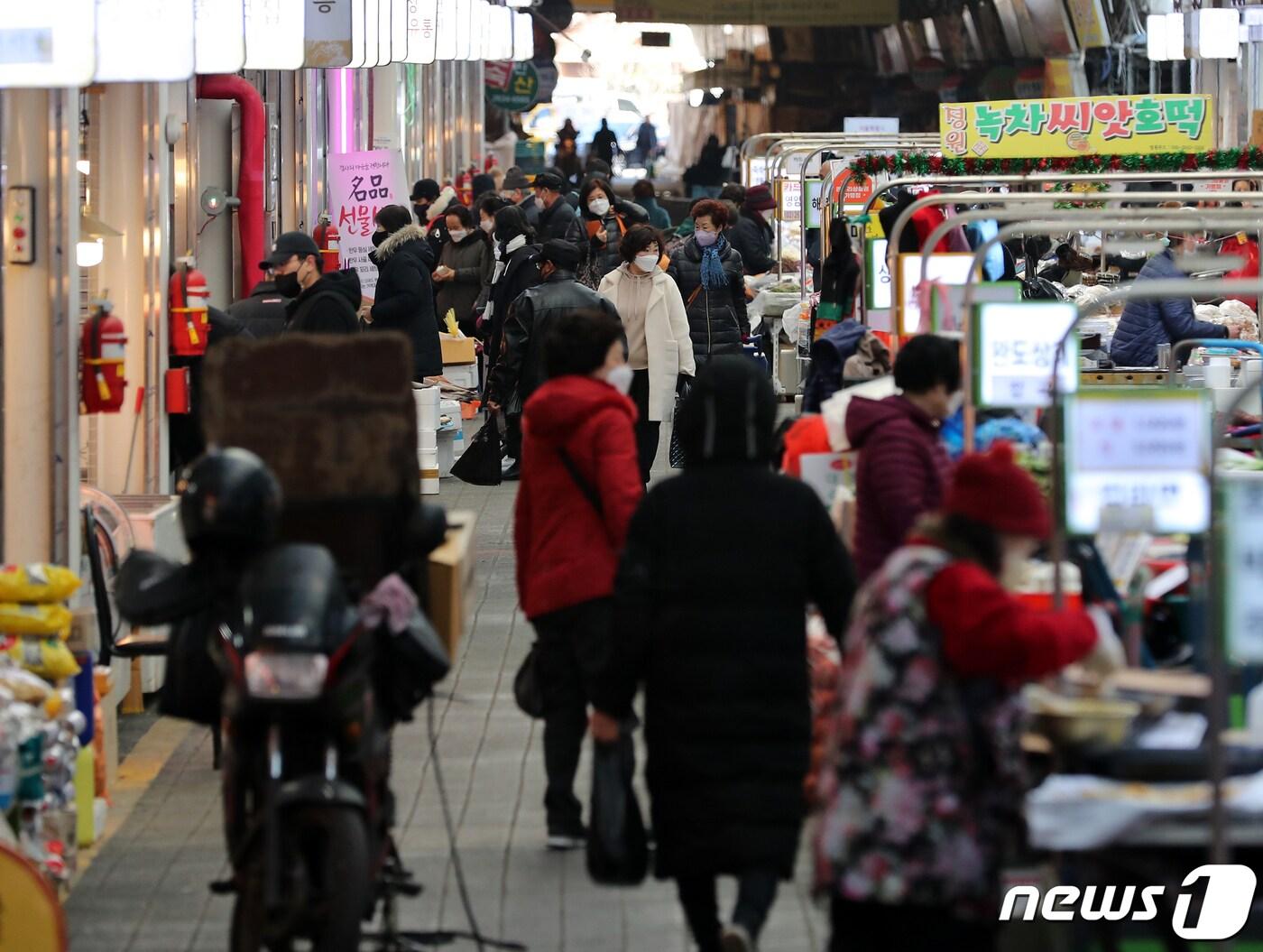 서울 영등포전통시장을 찾은 시민들이 장을 보고 있다. 뉴스1 ⓒ News1 김진환 기자