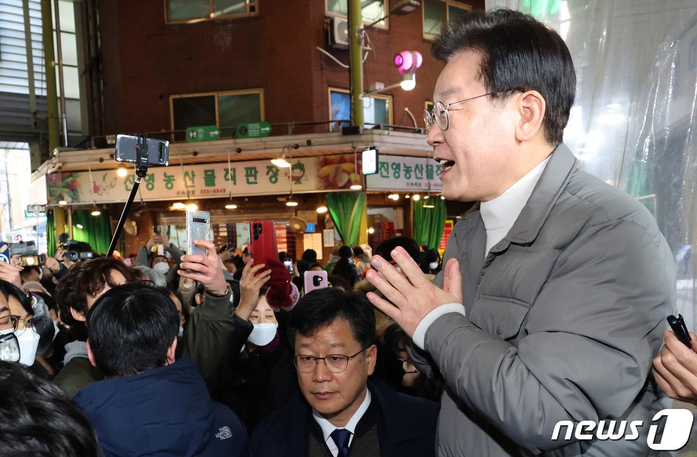 이재명 더불어민주당 대표가 18일 오후 설 명절을 앞두고 서울시 마포구 망원시장을 방문, 즉석연설을 하고 있다. &#40;공동취재&#41;  ⓒ News1 이재명 기자