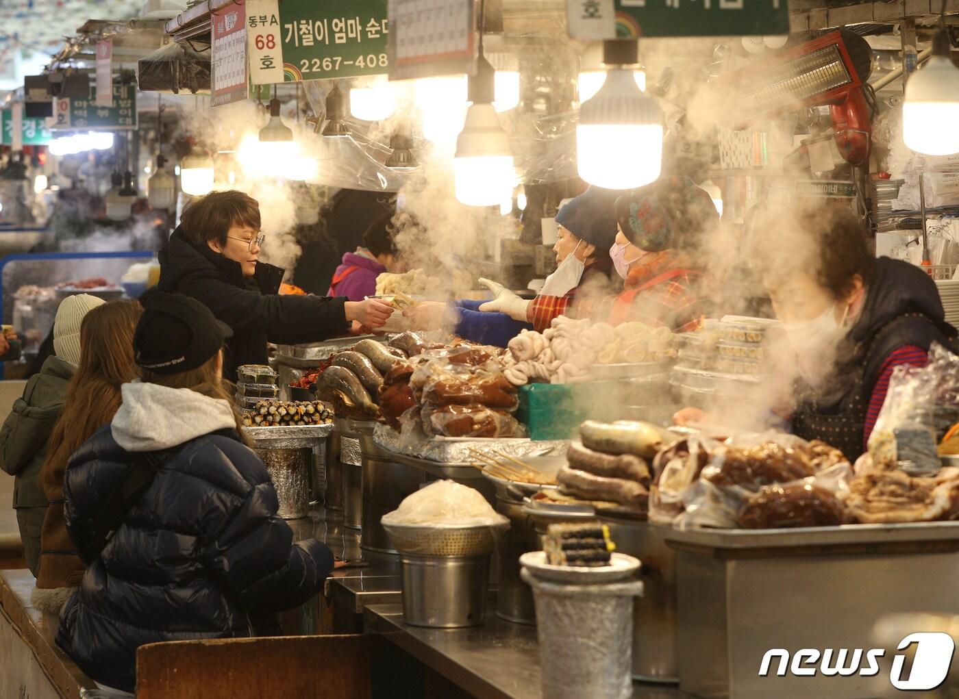  서울 종로구 광장시장에서 영업 중인 상인들의 모습. 2023.1.19/뉴스1 ⓒ News1 신웅수 기자