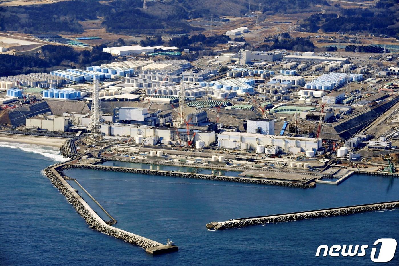 일본 후쿠시마현&#40;県&#41; 오쿠마 소재 후쿠시마 제1 원자력 발전소의 전경. 원전 너머로 파란색 처리수 저장 탱크가 보인다. 2021.02.13 ⓒ 로이터=뉴스1 ⓒ News1 권진영 기자