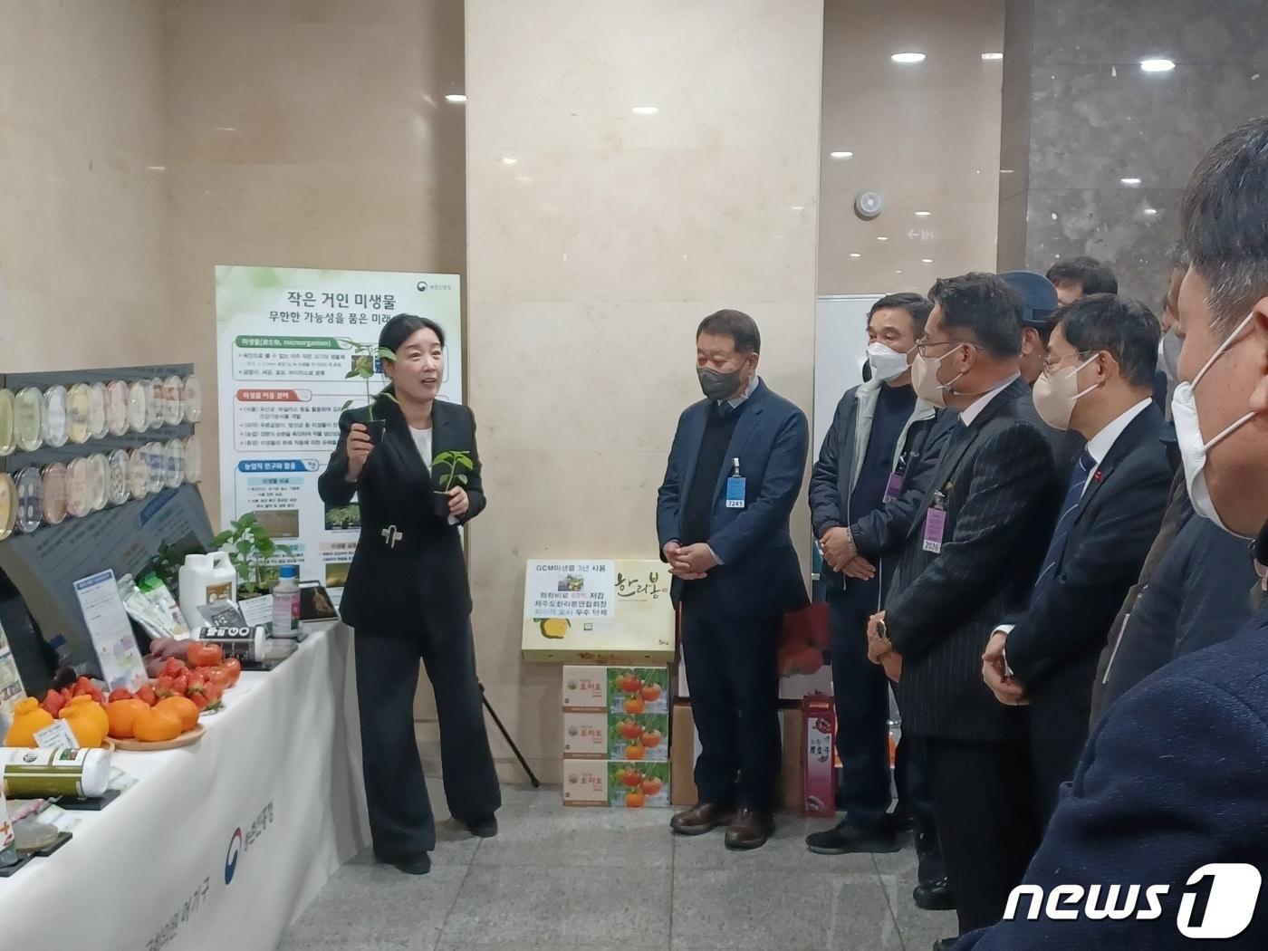 김남정 국립농업과학원 농업미생물과장&#40;사진 왼쪽&#41;이 19일 국회 의원회관에서 열린 ‘탄소중립 실현을 위한 농업미생물 활성화 국회 토론회’에서 농업미생물 성과 등을 설명하고 있다.2023.1.19./뉴스1 ⓒ News1 박영래 기자