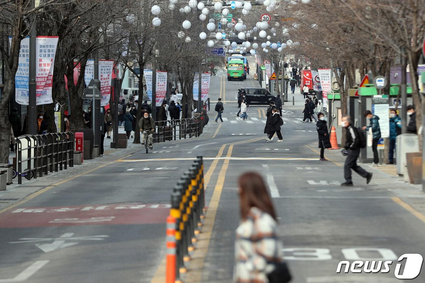 19일 서울 서대문구 연세로에서 시민들이 발걸음을 옮기고 있다. 이날 서대문구는 침체된 신촌 상권에 활력을 불어넣기 위해 오는 20일 0시부터 오는 9월 30일 자정까지 신촌연세로 대중교통전용지구를 시범 해제한다고 밝혔다. 2023.1.19/뉴스1 ⓒ News1 황기선 기자