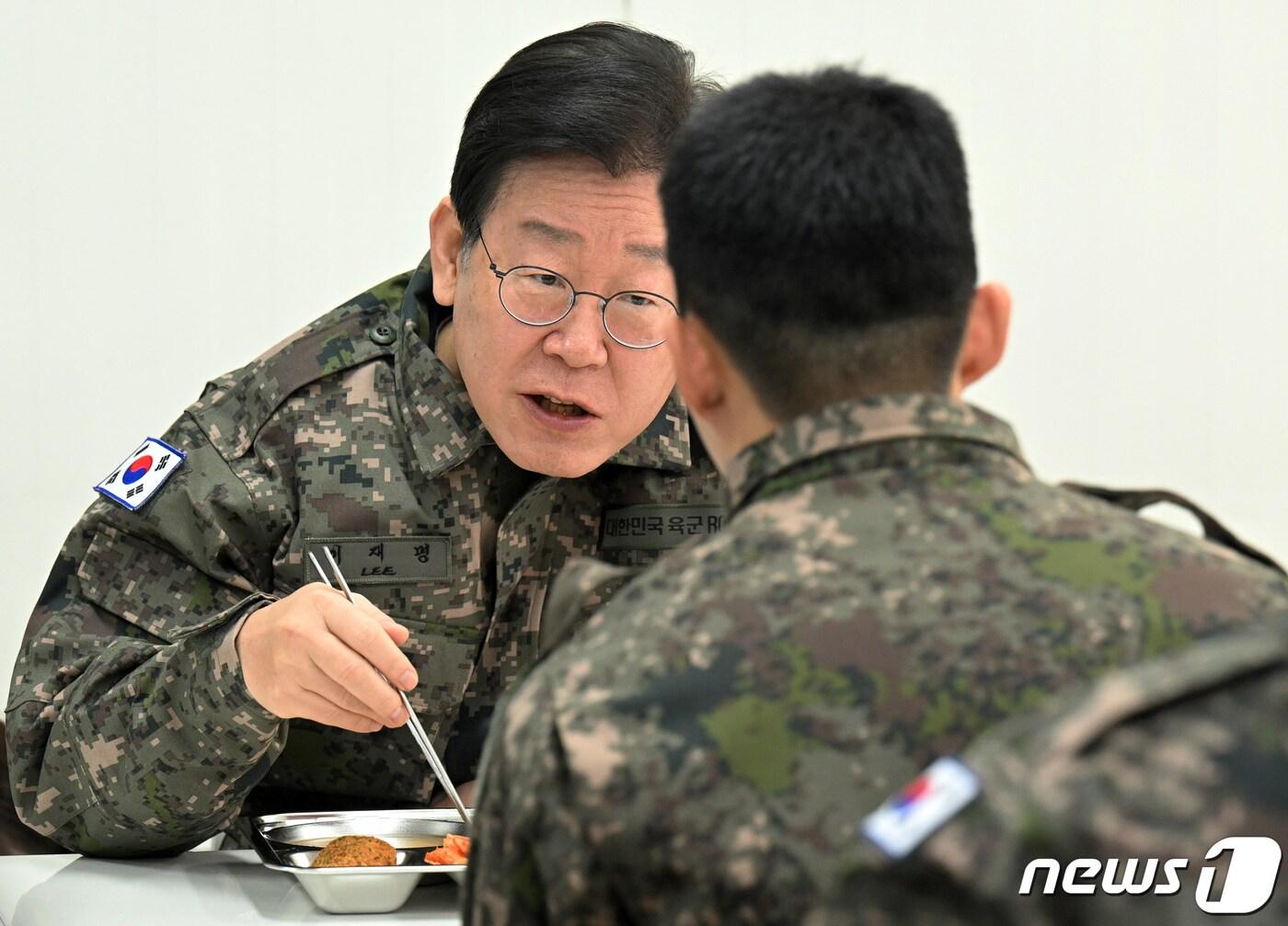 이재명 더불어민주당 대표가 19일 경기도 파주 소재 방공부대를 방문해 단거리 지대공 유도미사일 천마 등을 살펴본 뒤 부대 식당에서 식사를 하고 있다. &#40;자료사진&#41; 2023.1.19/뉴스1 ⓒ News1 국회사진취재단