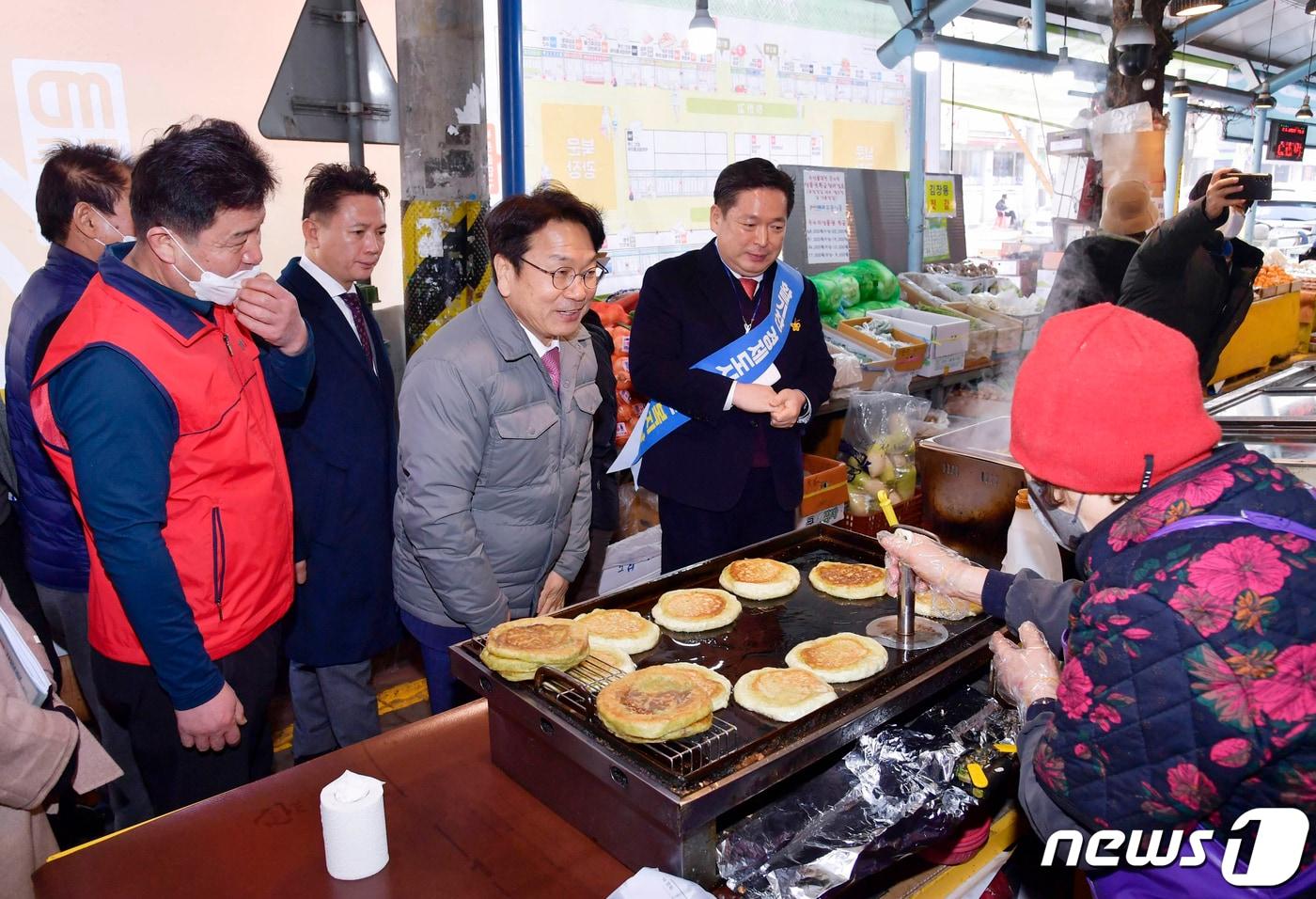 강기정 광주시장이 지난해 설 연휴를 앞두고 남구 무등시장을 방문해 상인들을 격려하고 있다.&#40;광주시 제공&#41;2023.1.19/뉴스1 