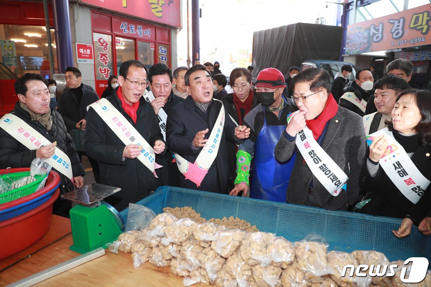 19일 오후 김두겸 울산시장이 직접 동구 대송농수산물시장을 방문해 제수용품 등을 구입하고, 시장 상인들을 격려했다.