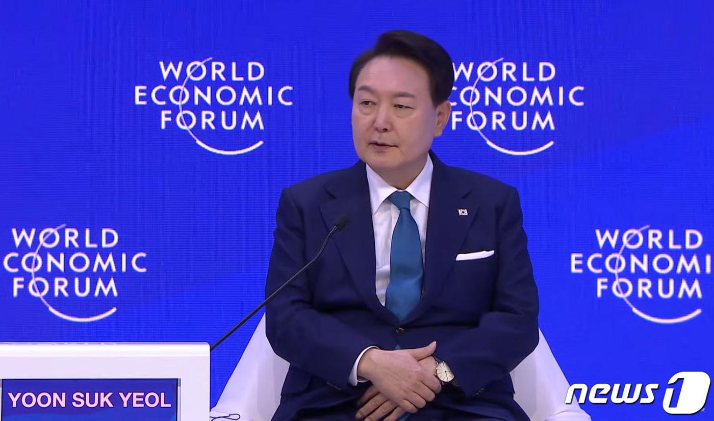 윤석열 대통령이 19일 오전&#40;현지시간&#41; 스위스 다보스에서 열린 2023년 세계경제포럼&#40;World Economic Forum, 다보스포럼&#41; 연차총회에서 클라우스 슈밥 WEF 회장의 질문에 답변하고 있다. &#40;WEF 홈페이지 캡쳐&#41; 2023.1.19/뉴스1 ⓒ News1 안은나 기자