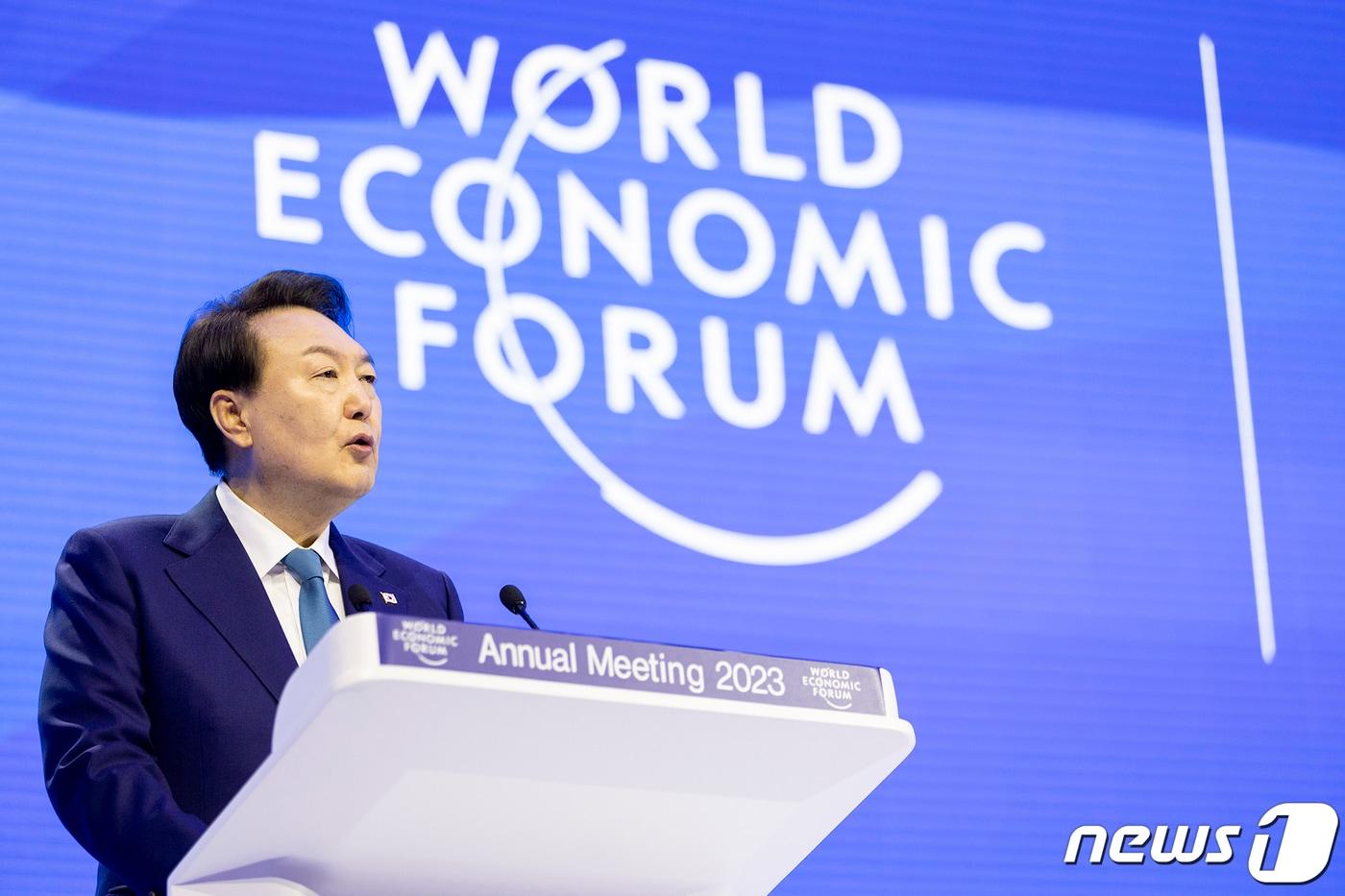 윤석열 대통령이 지난 19일&#40;현지시간&#41; 스위스 다보스에서 열린 2023년 세계경제포럼&#40;World Economic Forum, 다보스포럼&#41; 연차총회에서 특별연설을 하고 있다. &#40;WEF 제공&#41; 2023.1.19/뉴스1 ⓒ News1 안은나 기자