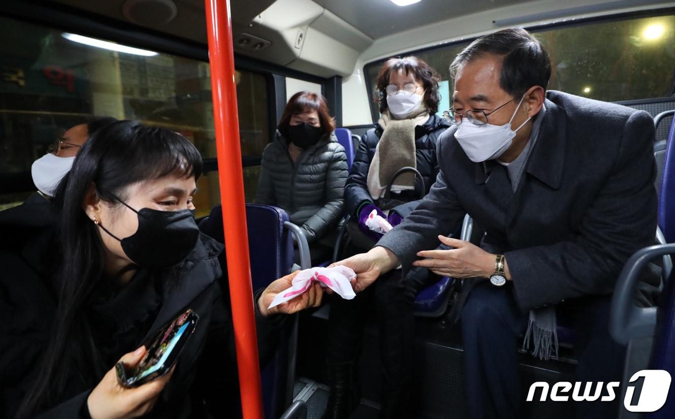 한덕수 총리가 지난해 1월 2일 오전 서울 노원구 상계동에서 4시5분 출발하는 146번 시내버스 첫차에 탑승해 시민들과 새해인사를 나누는 모습. &#40;국무총리실 제공&#41; 2023.1.2/뉴스1 ⓒ News1 김명섭 기자