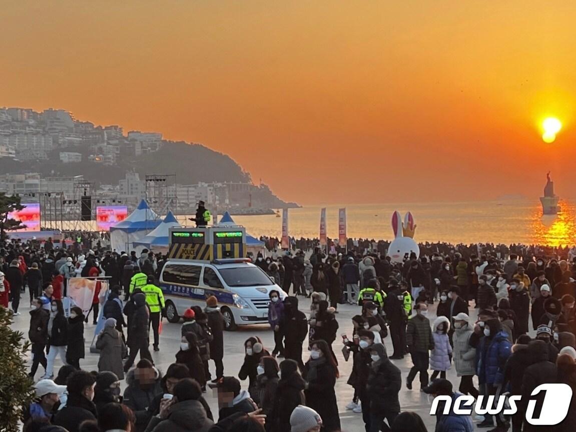 2023년 계묘년&#40;癸卯年&#41; 첫날인 1일 오전 부산 해운대해수욕장에서 &#39;혼잡안전관리차량&#39;에 탑승한 경찰이 해맞이 인파를 관리하고 있다.&#40;부산경찰청 제공&#41;