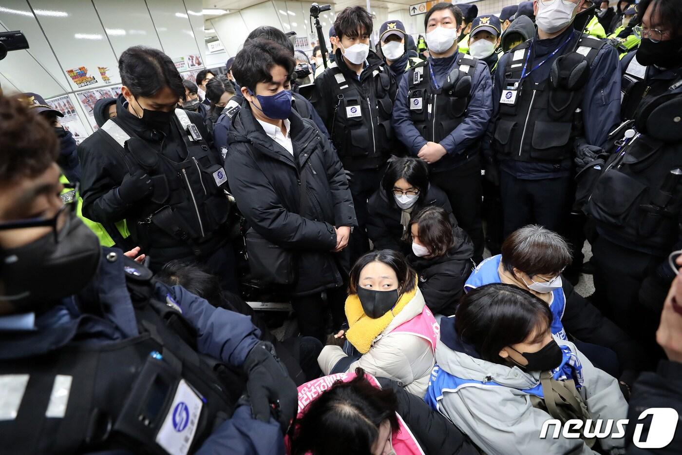 전국장애인차별철폐연대&#40;전장연&#41; 회원들이 2일 오전 서울 삼각지역에서 장애인 권리 예산 확보를 위한 지하철 타기 선전전에 나섰으나 승차를 저지당하고 농성을 벌이고 있다. 2023.1.2/뉴스1 ⓒ News1 이동해 기자