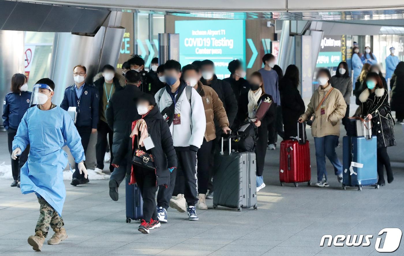  인천국제공항 제1여객터미널을 통해 입국한 중국발 여행객들 /뉴스1 ⓒ News1 민경석 기자