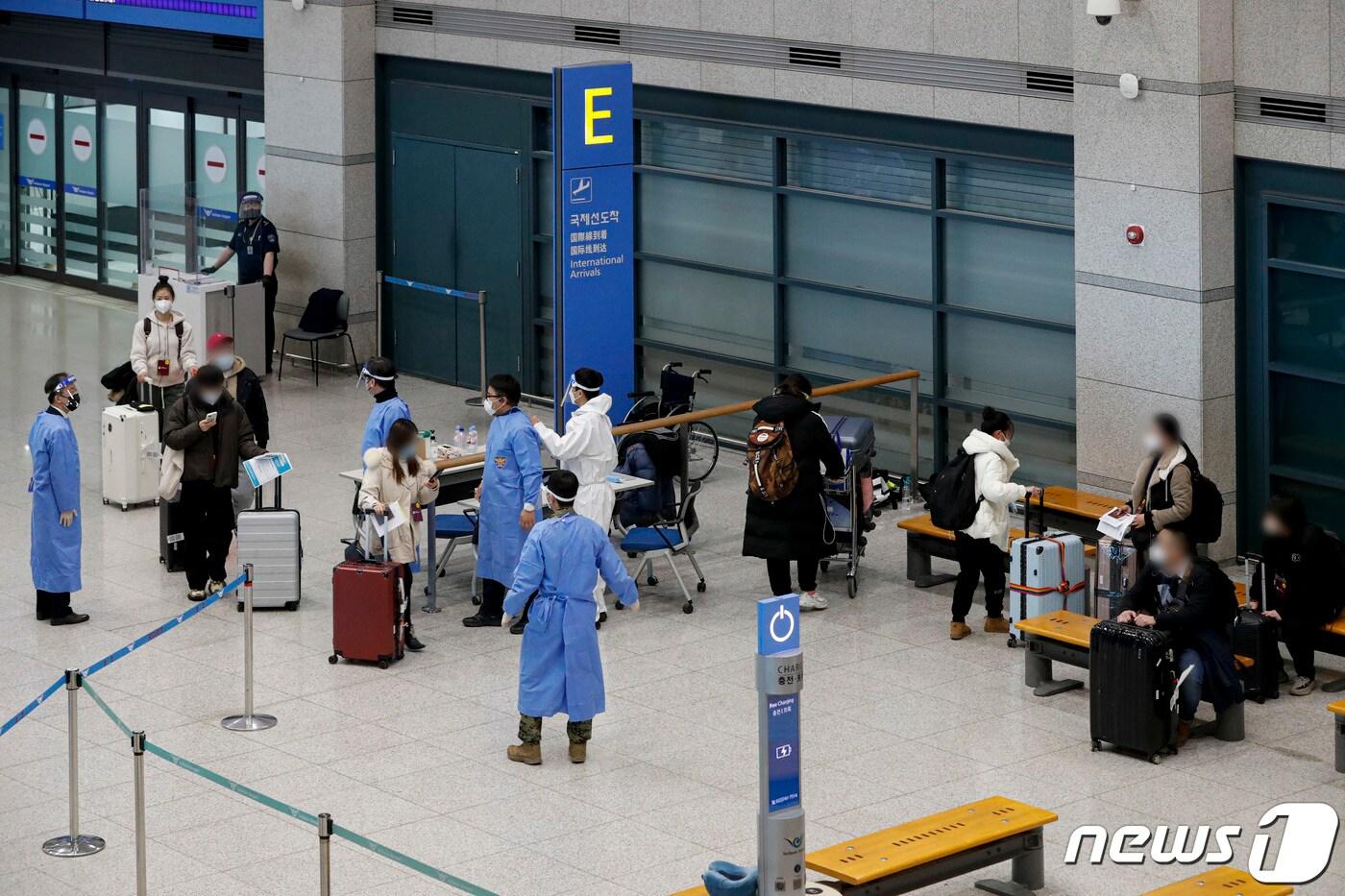 중국에서 입국한 해외여행객들이 2일 오전 인천국제공항 제1여객터미널에서 방역 관계자들의 안내를 받고 있다. 방역당국은 이날부터 중국발 국내·외국인 입국자에 대한 방역을 강화했다. 중국발 입국자는 모두 유전자증폭&#40;PCR&#41; 검사를 받아야 한다. &#40;공동취재&#41; 2023.1.2/뉴스1 ⓒ News1 민경석 기자