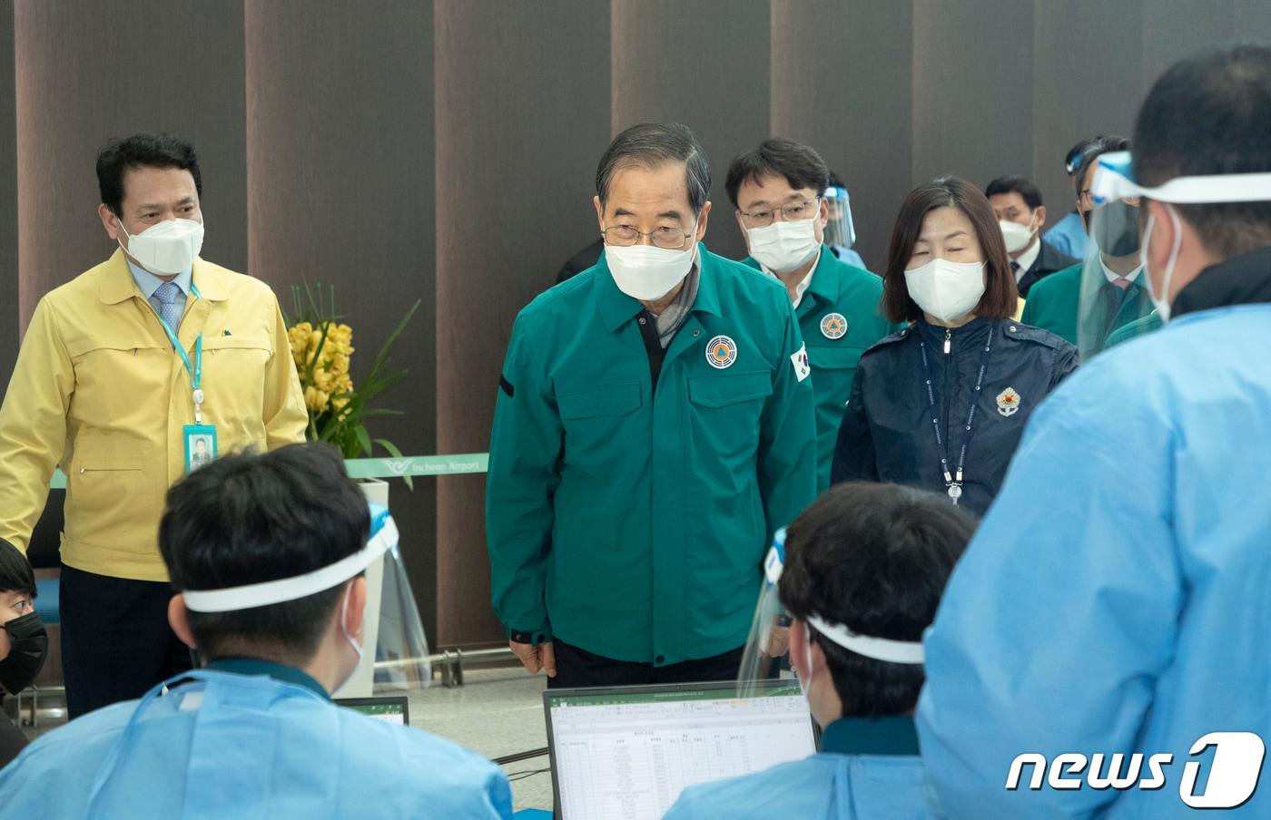 중국발 입국자에 대한 신종 코로나바이러스 감염증&#40;코로나19&#41; 검사 의무화가 시작된 2일 한덕수 국무총리가 인천국제공항 제1여객터미널에 마련된 선별검사소를 방문해 근무 중인 의료진을 격려하고 있다.&#40;공동취재&#41; 2023.1.2/뉴스1 ⓒ News1 민경석 기자