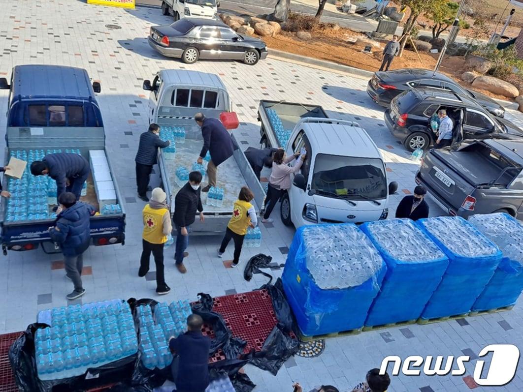 심각한 가뭄으로 제한급수가 시행되고 있는 완도군을 돕기 위해 전국에서 들어온 생수를 직원들이 나르는 모습.&#40;완도군 제공&#41; 2023.01.21/뉴스1